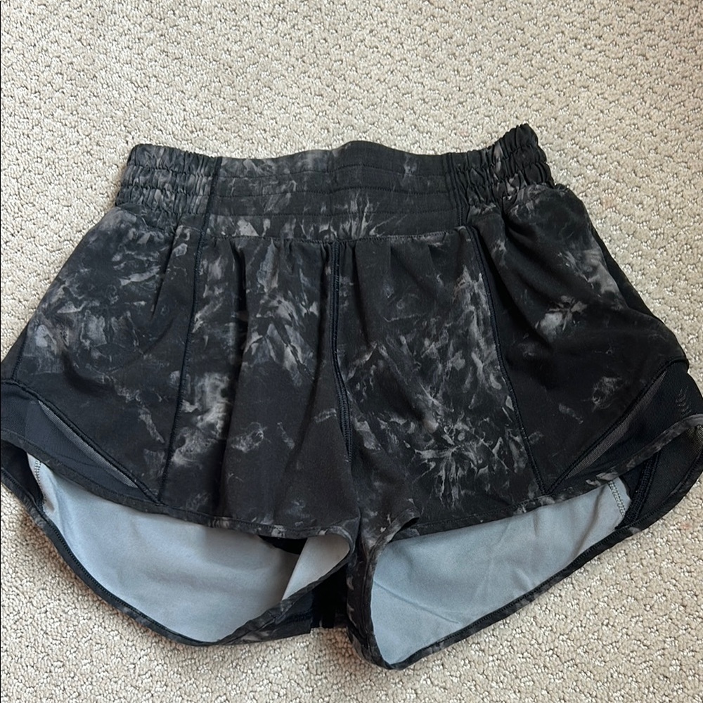 Lululemon Womens Hotty Hot shorts 2.5 inch High wasited